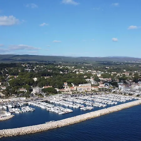 Lumineux T3 Climatise Pres De La Des Lecques, Avec Double Terrasse Et Parking. - Fr-1-770-22 *