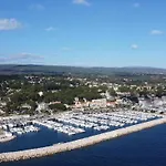 Lumineux T3 Climatise Pres De La Des Lecques, Avec Double Terrasse Et Parking. - Fr-1-770-22 *